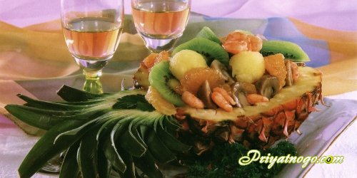 Ананас, фаршированный салатом