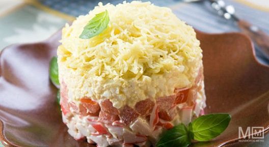 Фирменный салат с чипсами