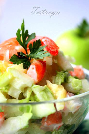 Салат из креветок с яблоками и ананасом