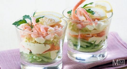 Салат-коктейль с креветками и огурцами