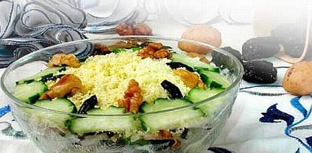 Салат Нежный с креветками, авокадо и огурцами