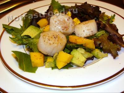 Салат с морскими гребешками