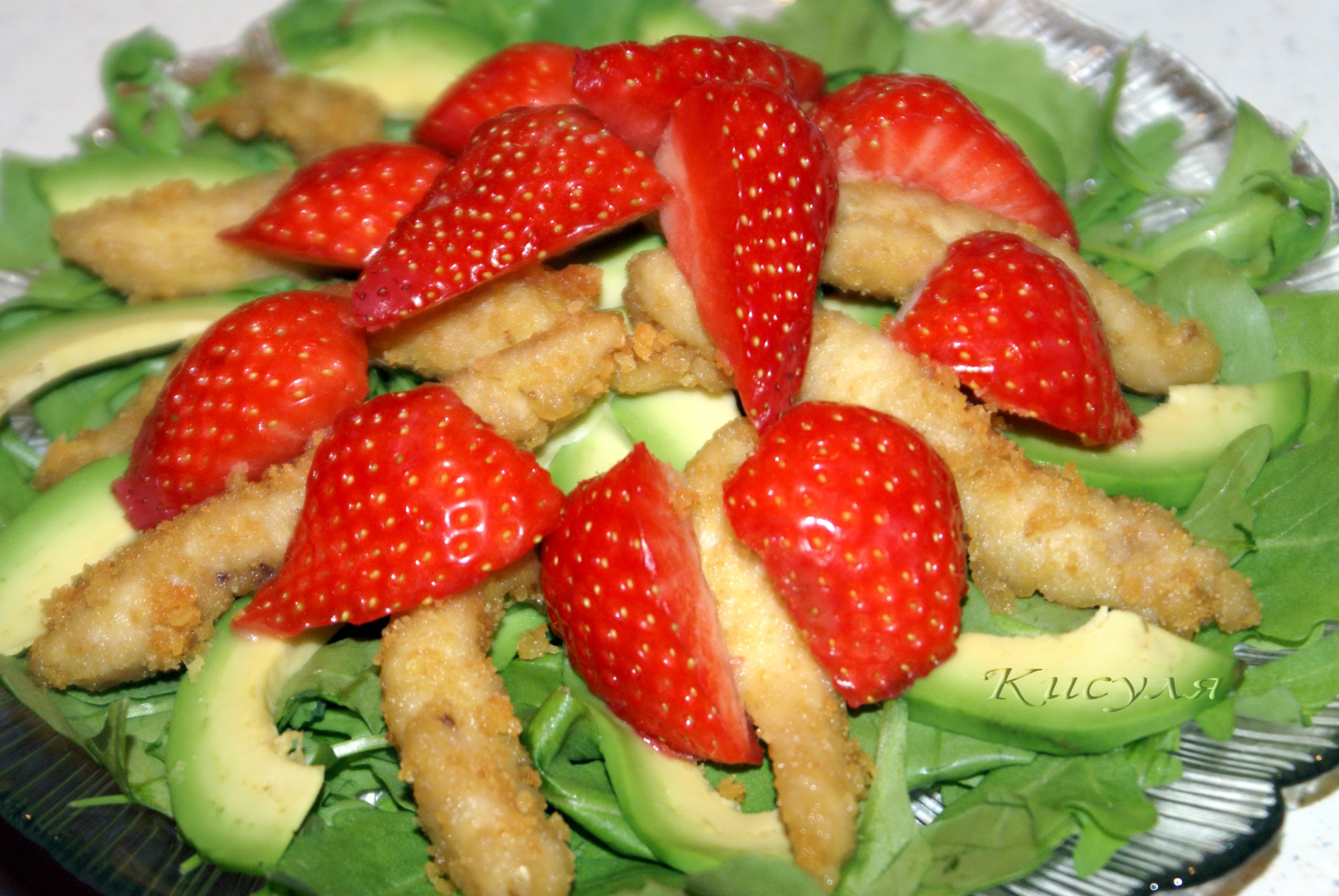 Салат из курицы с клубникой и авокадо