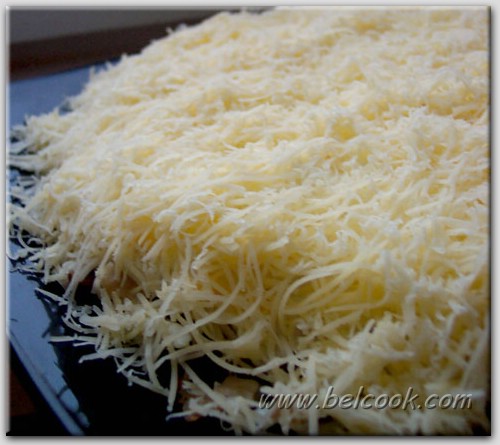 Салат с курицей, свежими овощами и зеленью