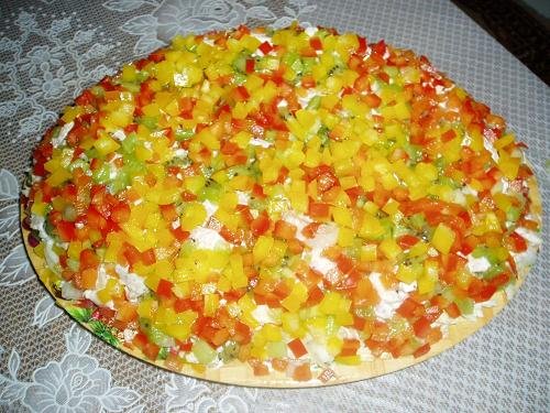 Слоеный салат из куриных окорочков