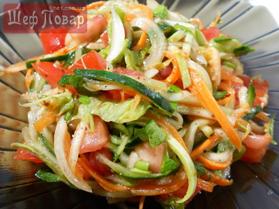 Салат летний с креветками, ветчиной и килькой