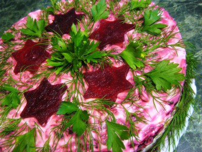 Салат рыбный со свеклой