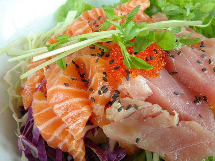 Зимний салат с копченой форелью