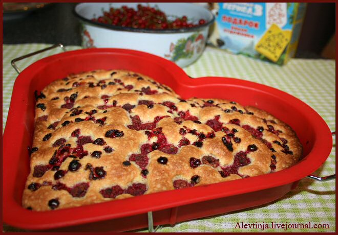 Пирог с клубникой и малиной