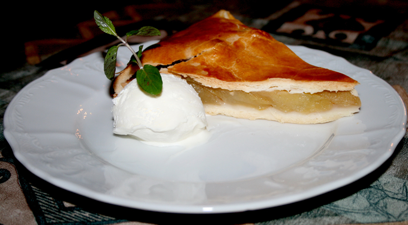 Яблочный пирог с мороженым