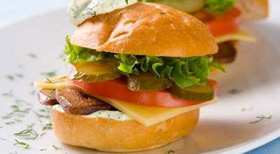 Гамбургеры с сыром и помидорами