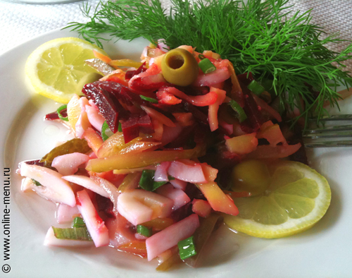 Винегрет с кальмарами, овощами и зелёным горошком