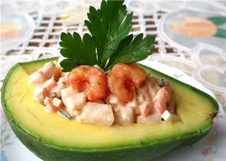 Авокадо с креветками в пикантном соусе