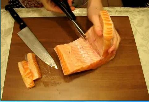 Лосось малосольный со смородиной