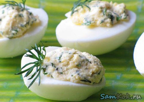 Яйца, фаршированные сельдью и луком