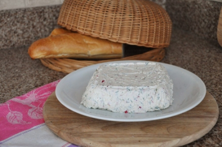 Террин из творога с редисом и трава