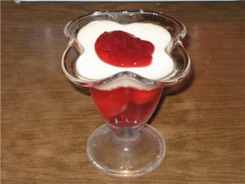 Желе клубнично-йогуртовое